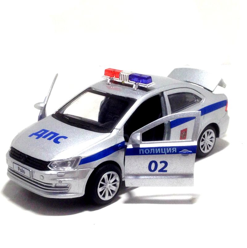 У машинки открываются две передние двери и багажник. igrushechnaya-policejskaya-mashinka-volkswagen-polo-05.jpg