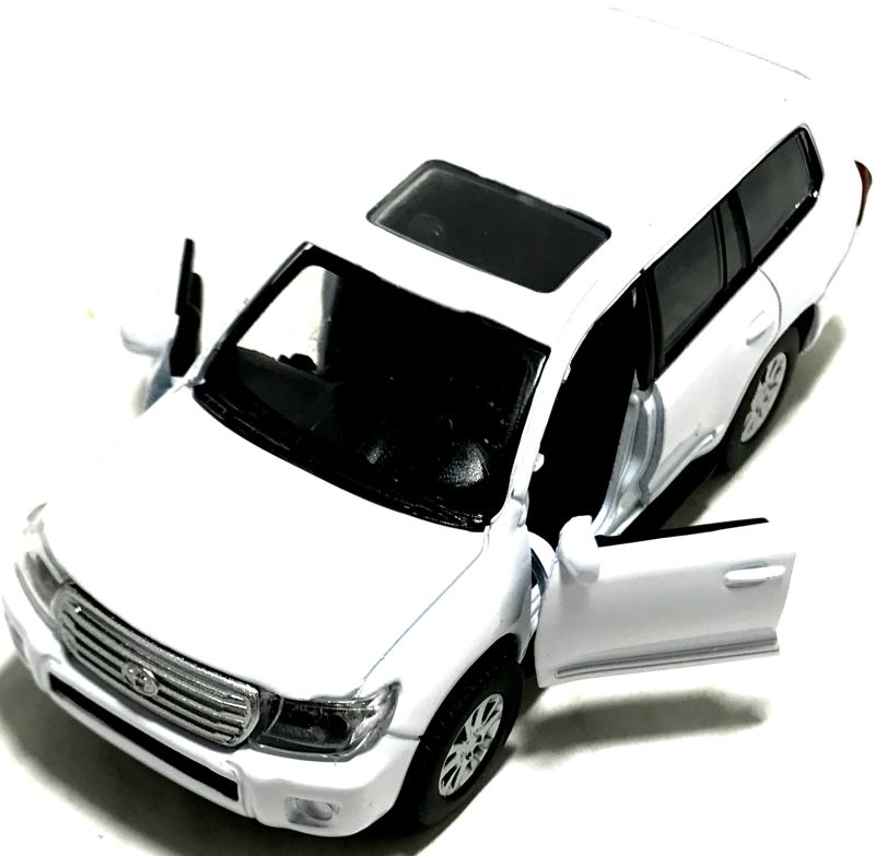 У машинки открываются передние двери. igrushechnaya-mashinka-toyota-land-cruiser-05.jpg igrushechnaya-mashinka-toyota-land-cruiser-05.jpg