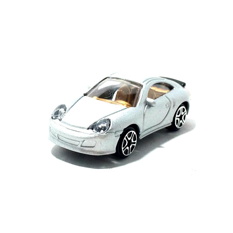 А так же машинка очень схожа со своим аналогом. igrushechnaya-mashinka-porsche-911-02.jpg