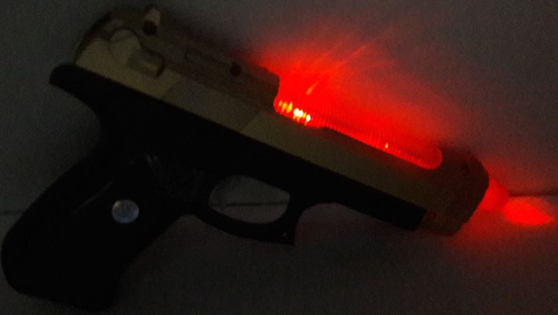 Ствол пистолета подсвечивается диодным огнем по всей длине. igrushka-pistolet-s-dvizheniem-zatvora-03.jpg