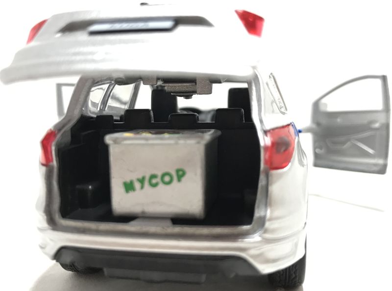 У игрушечной машинки Ford Kuga просторный багажник, в который можно положить миниатюрные вещи-улики. igrushechnaya-policejskaya-mashinka-ford-kuga-07.jpg