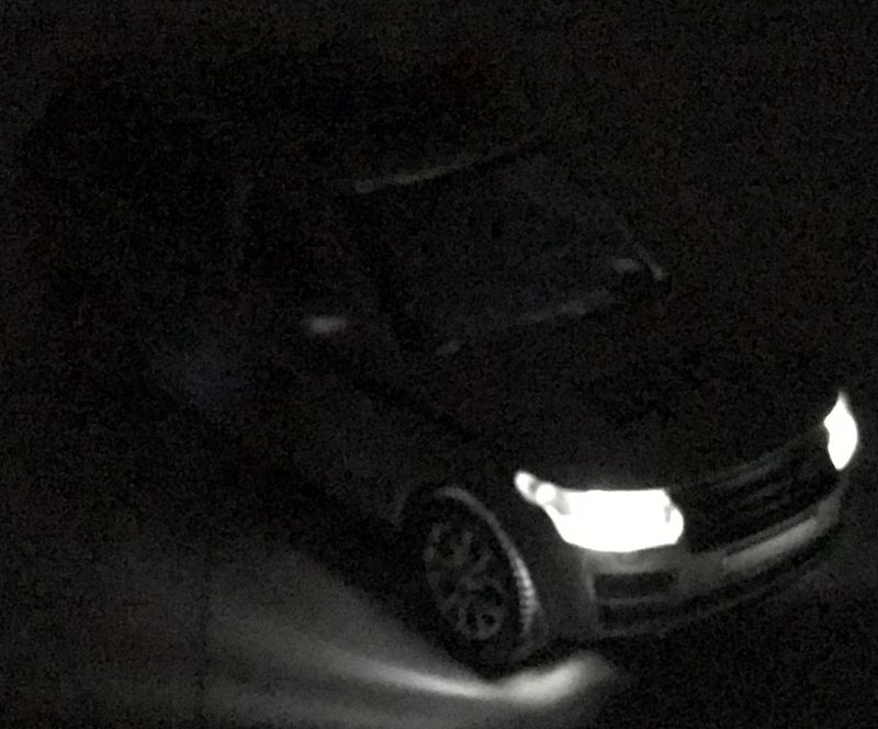 При нажатии на машинку загораются фары. igrushechnaya-policejskaya-mashinka-range-rover-vogue-07.jpg