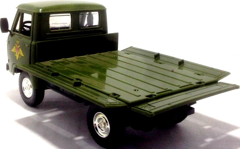 А так же откидывается бортики кузова по периметру. igrushechnaya-voennaya-mashinka-uaz-39625-08.jpg