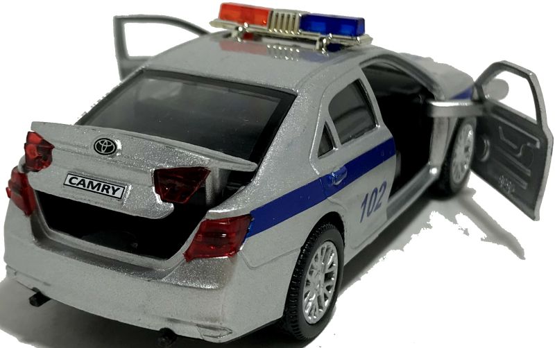 Так же у машинки Toyota Camry полиция открываются две передние двери. igrushechnaya-policejskaya-mashinka-toyota-camry-05.jpg