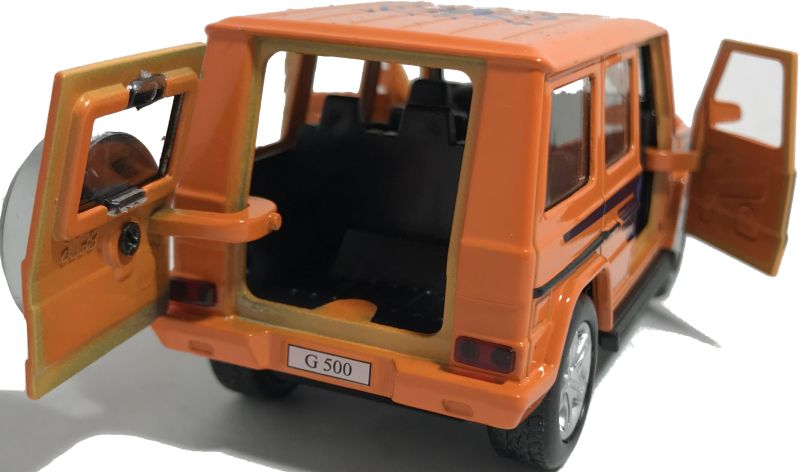У игрушечной машинки Mercedes-Benz G500 объёмный багажник в который можно положить различные предметы. igrushechnaya-mashinka-puteshestvennik-mercedes-benz-g500-05.jpg