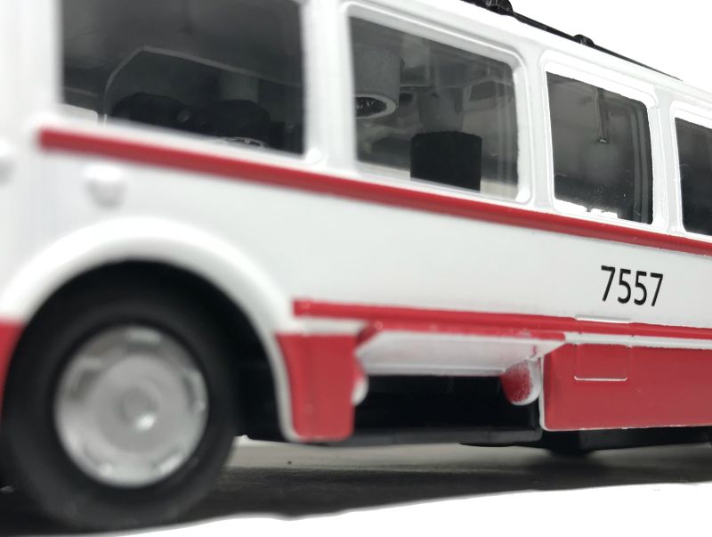 - С подвижными деталями: двери открываются; igrushechnaya-mashinka-trollejbus-05.jpg