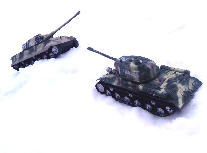 игрушечные танки ИС-2 и Пантера в поединке