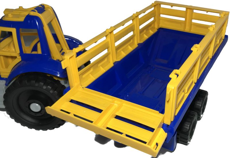 У прицепа откидывается задний борт. igrushechnyj-traktor-s-pricepom-02.jpg