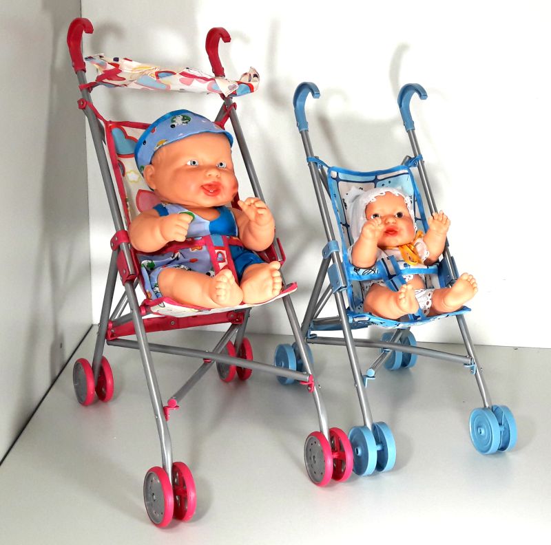 В сравнении 2 кукольные коляски трости разного размера с куклами Данилка и Ксенька Огонёк