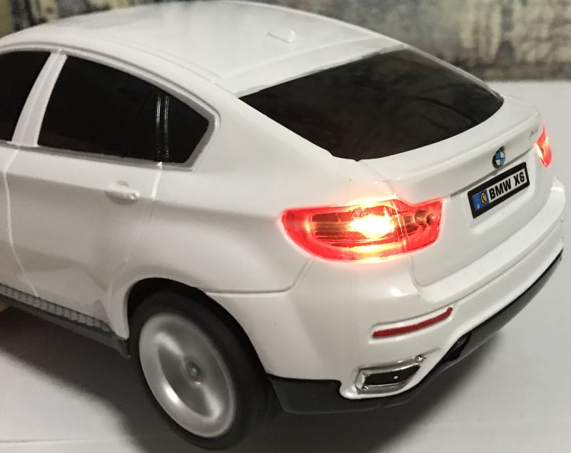 igrushechnaya-mashinka-na-pulte-upravleniya-bmw-x6-05.jpg