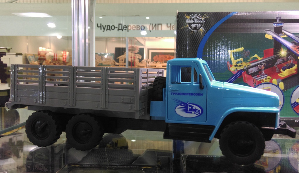 пластмассовая модель грузовика КРАЗ 219