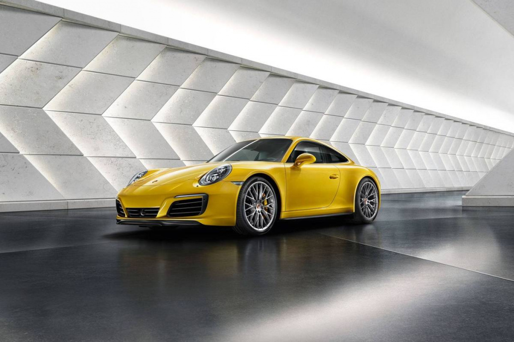 А так же машинка имеет точно сходство с её аналогом Porsche_911_Carrera_4_2016-05.jpg