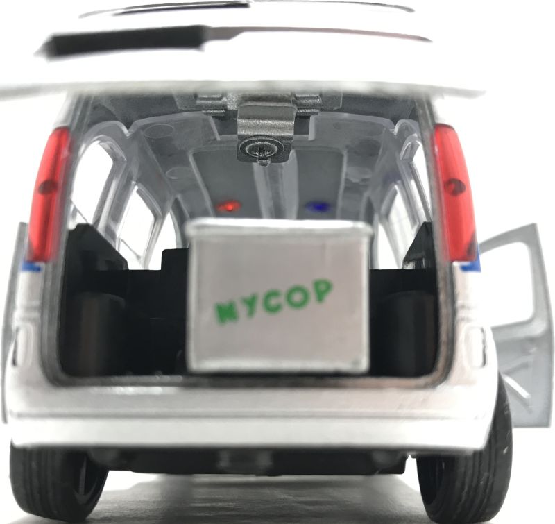 У игрушечной машинки Ford Kuga просторный багажник, в который можно положить миниатюрные вещи-улики. igrushechnaya-policejskaya-mashinka-renault-kangoo-07.jpg