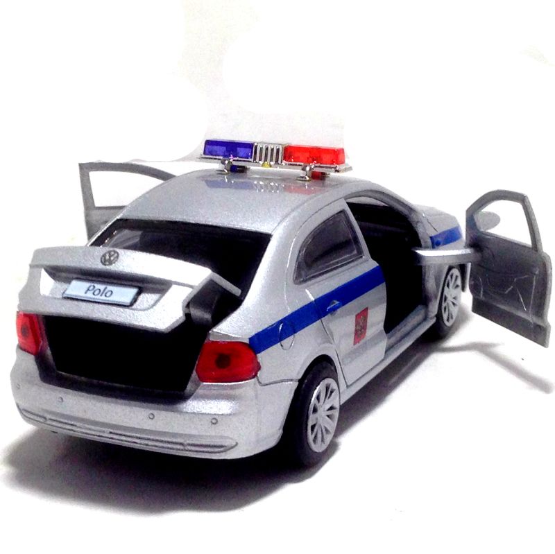 У машинки открываются две передние двери и багажник. igrushechnaya-policejskaya-mashinka-volkswagen-polo-06.jpg