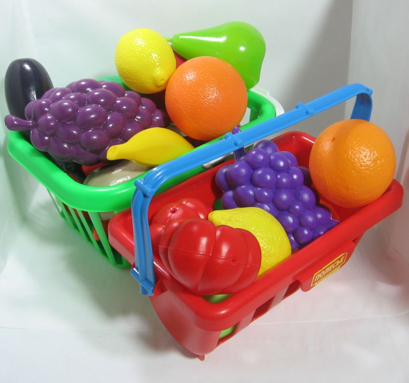 Игрушечная корзина с овощами и фруктами из пластмассы в сравнении Свотехстром и Полесье