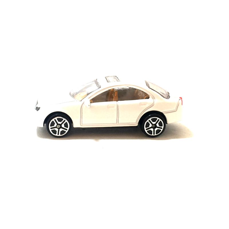 Машинка в белом цвете она имеет детализированный салон. igrushechnaya-mini-mashinka-mercedes-benz-03.jpg