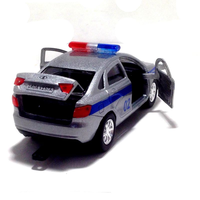 У машинки открываются двери и задняя багажника. igrushechnaya-mashinka-lada-vesta-policiya-s-pricepom-07.jpg