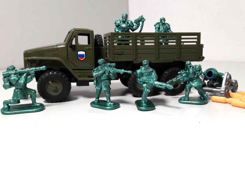 Игрушка грузовик с солдатиками Игрушка грузовик с солдатиками