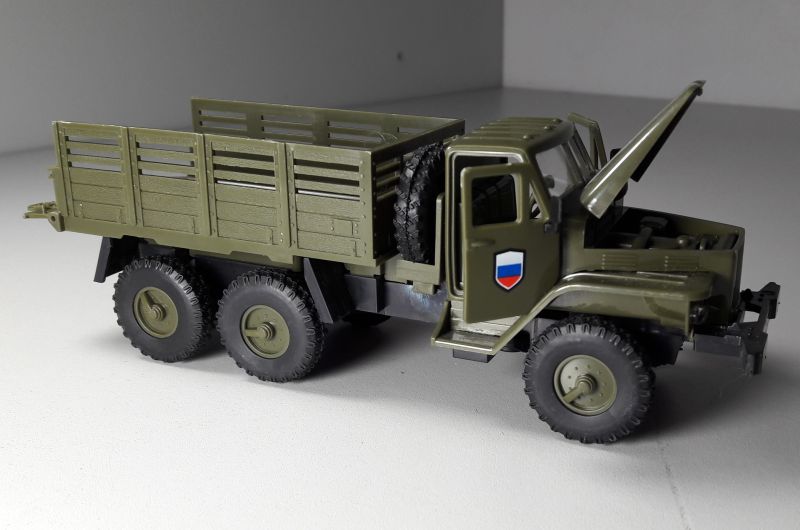 модель игрушка  военный с открывающимися дверями и капотом