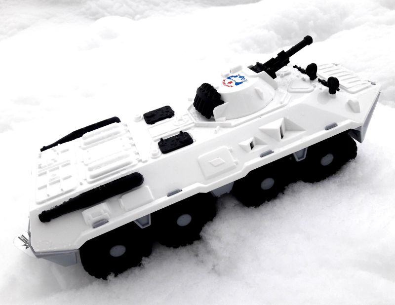игрушка БТР-80 в зимней белой арктической окраске штурмует снежные кручи